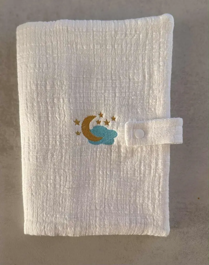 Protège carnet de santé brodé – Double gaze blanche
