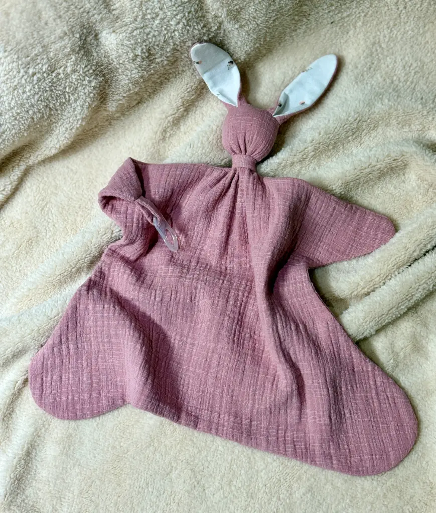 Doudou personnalisé - avec attache tétine - cadeau de naissance