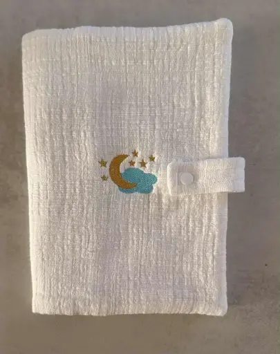 Protège carnet de santé brodé – Double gaze blanche
