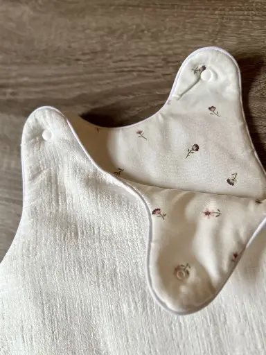 [C06] Gigoteuse en Double Gaze –doublé coton  fleuris- Ouverture Complète (0-6 mois) – Personnalisable